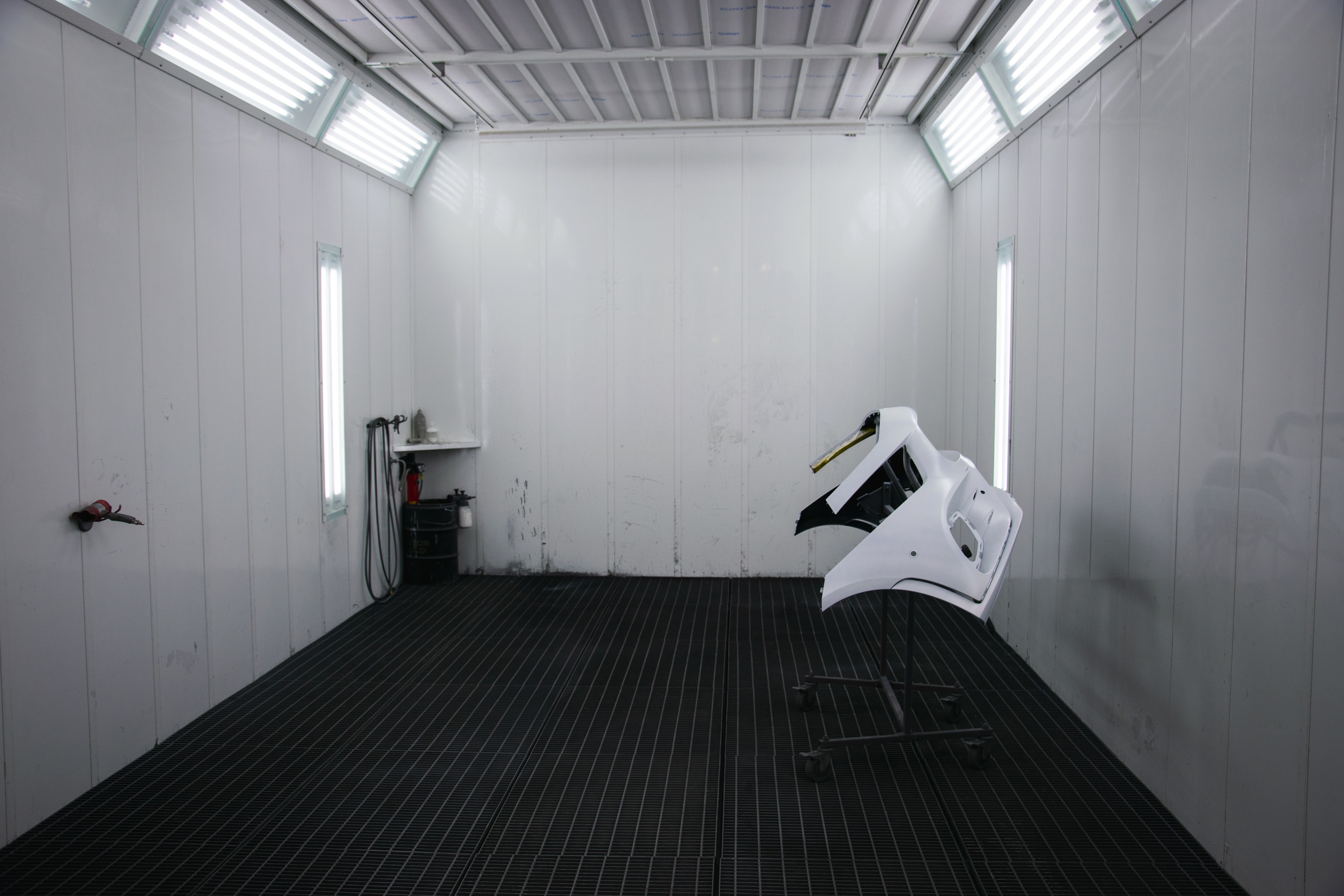 Blowtherm fényezőfülke és előkészítő állás Mercedes nagykereskedésnéln