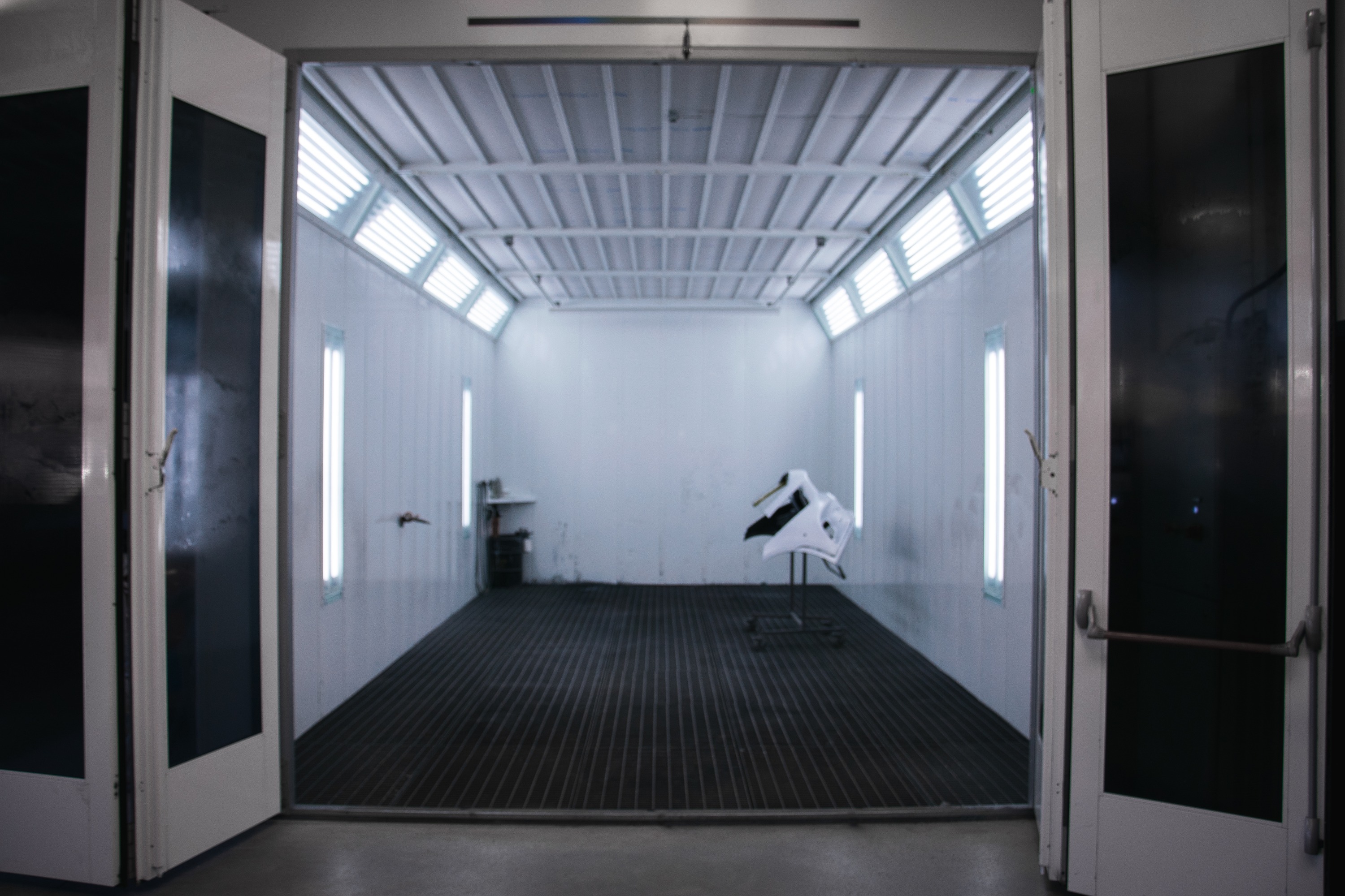 Blowtherm fényezőfülke és előkészítő állás Mercedes nagykereskedésnéln